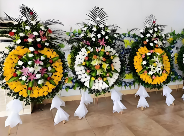 桥西区花圈寿衣出售电话：花圈静默诉说哀思的生命符号/>
<blockquote class=